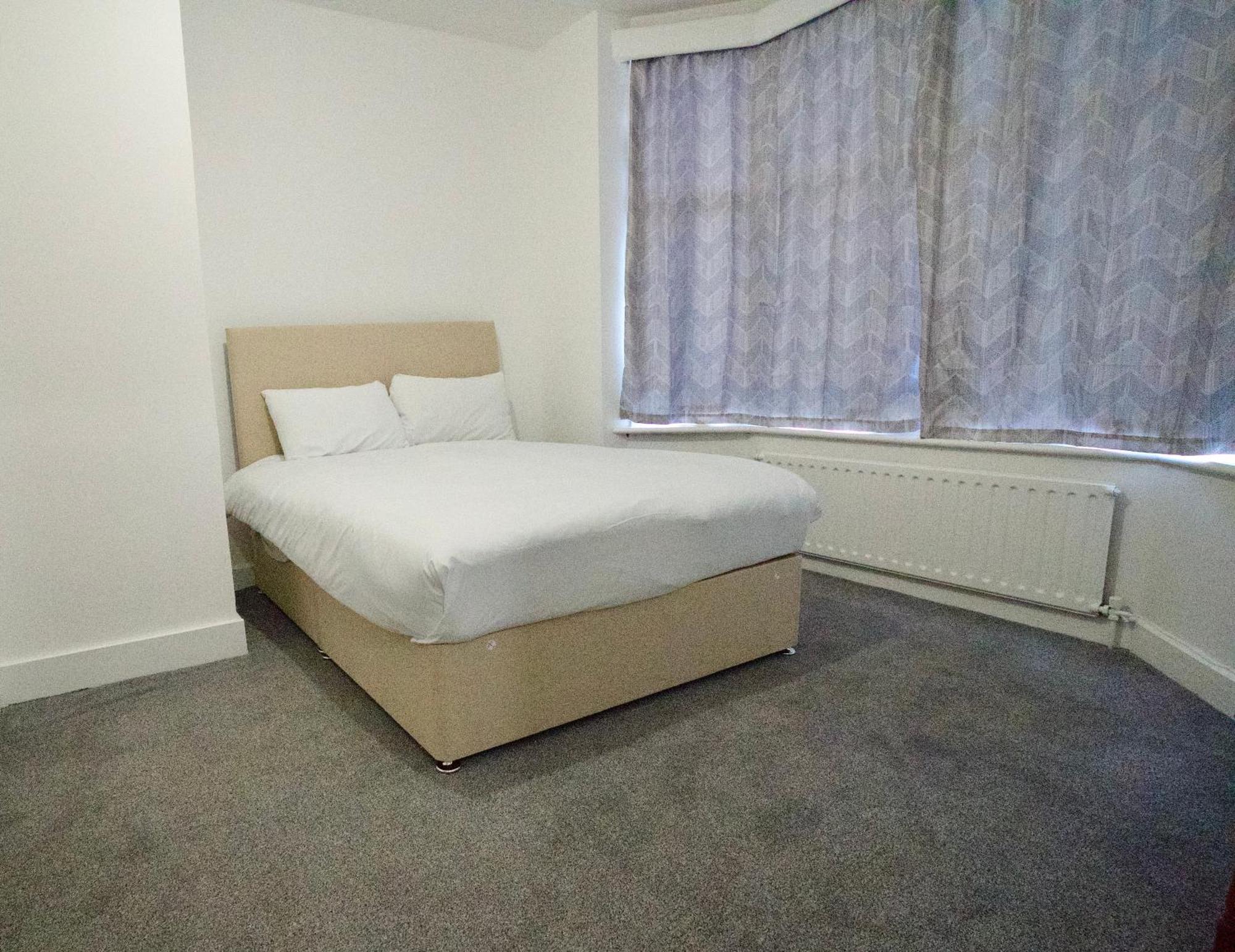 Gatwick Birchwood Lodge With Holiday Parking Horley Buitenkant foto